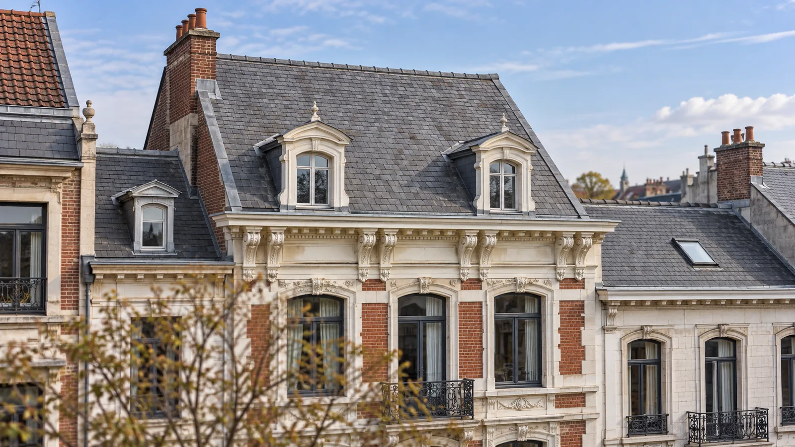 Maison de maître à Saint-Gilles avec une toiture en ardoises et des lucarnes