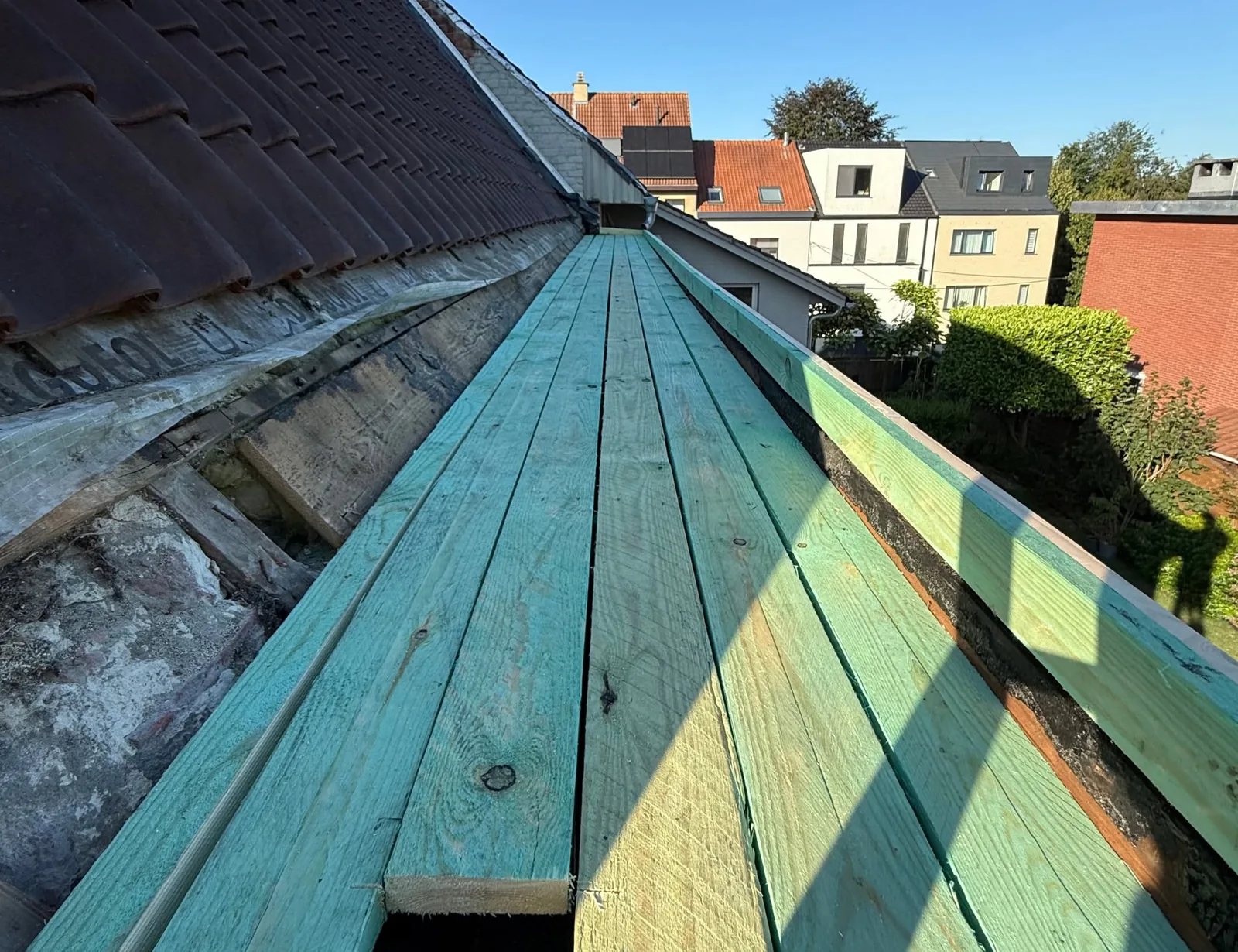 Nouveau plancher en bois traité posé avec la pente adaptée, prêt à recevoir le zinc